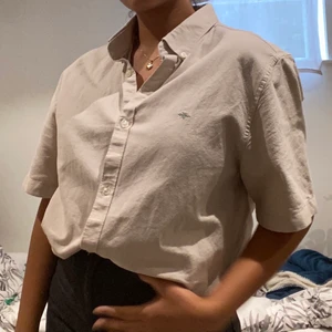 Skjorta  -  Beige skjorta i stl M. 100% bomull. Snygg oversized fit på mig som vanligtvis har xs. I väldigt fint skick. Köparen står för frakten. Om det blir många intresserade blir det budgivning🥰