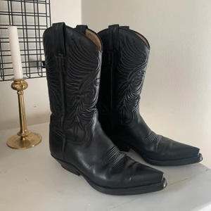Cowboy boots  - Vintage cowboy boots som är så snygga men kommer tyvärr inte till så mycket användning. Skicket är bra. Storlek står inte men passar mig som brukar ha 38/39 i skor💞 buda privat eller köp direkt för 700☺️