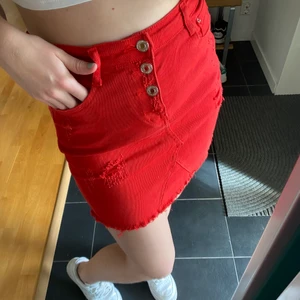 Jeanskjol - Röd jeanskjol! Lite okänt märke men använd fåtal gånger och i bra skick