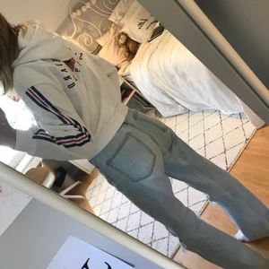 Hoodie - Skön hoodie med röda och blå linjer på ärmarna. Den är skön och snygg men är lite liten för mig. 