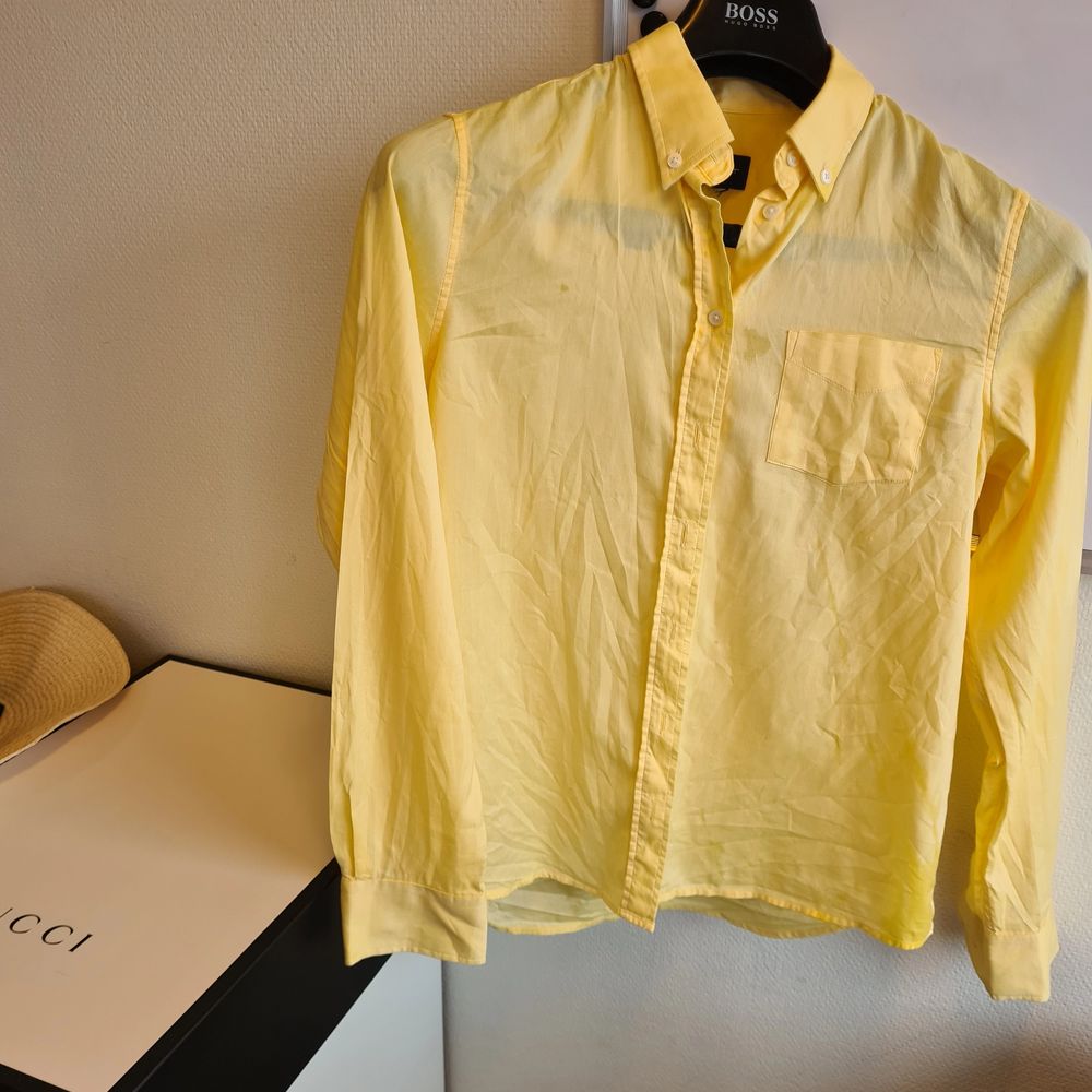 Gul Gång skjorta som är använd en gång (lappen var trasig vid inköp). Säljer pga använder knappt skjortor längre men superhärlig skjorta som är snygg till solbränna!. Skjortor.