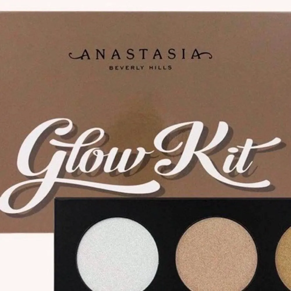 Säljer en pallet från Anastasia (glow kit) har bara  kollat färgerna så nästan orörd ny pris 750 kr ( pris kan diskuteras) . Övrigt.