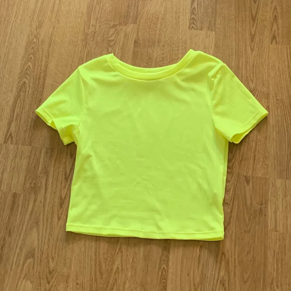 En neon gul top i storlek M men är mer som en S/XS och aldrig använd utan bara testad från Pull & Bear. Färgen syns bättre på bild 2. PS kan frakta men står ej för kostnaden.. Toppar.