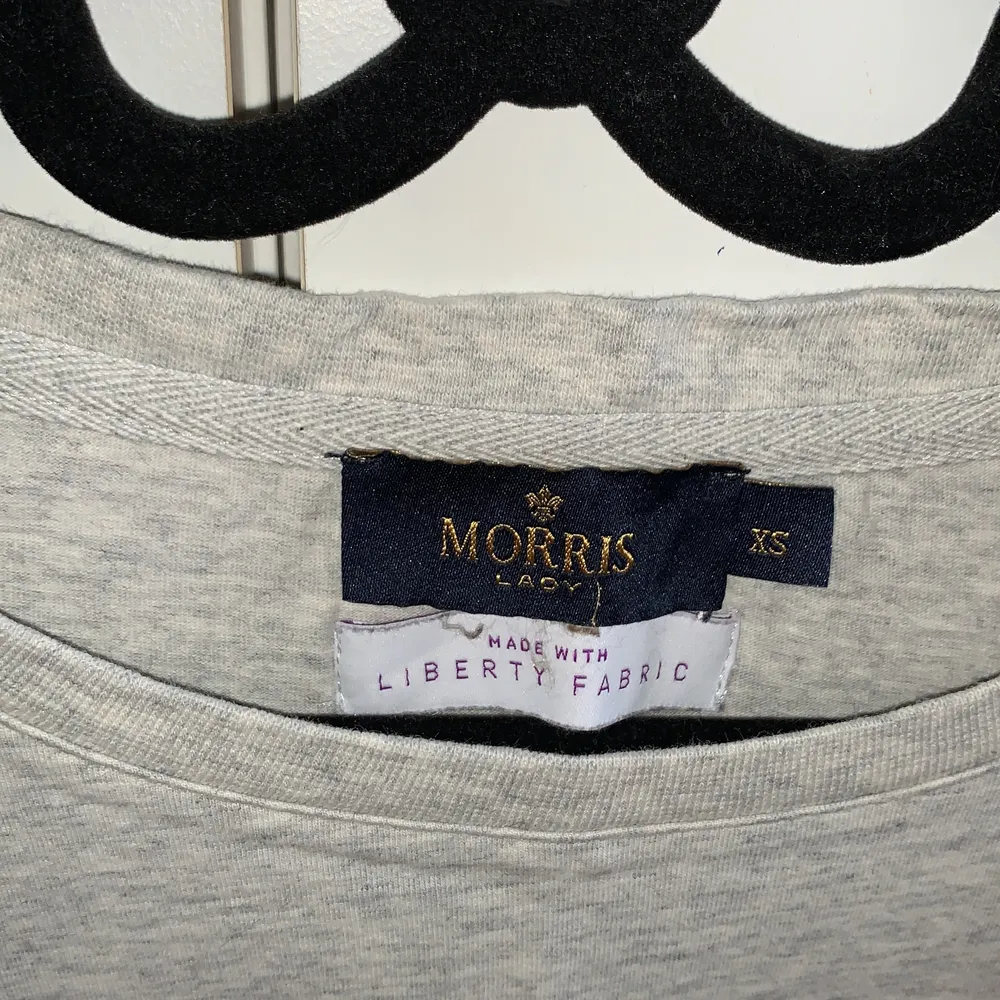 En grå Morris lady t-shirt. Mycket bra skick som inte är använd mycket. T-shirts.