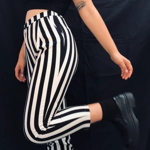 Randiga byxor från monki - Spännande byxor i bra skick! 