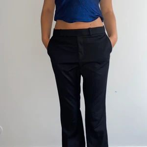 lågmidjade kostym byxor - lågmidjade kostym byxor i väldigt bra skick. från lindex men köpt second hand. jag är 175 cm och dom går ner till golvet på mig. brukar ha storlek 36 eller w27 l34 i byxor:) frakt ingår ej. köp direkt för 300 kr + frakt