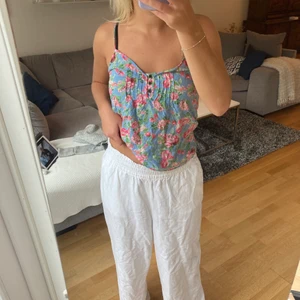 Blommigt linne - Säljer detta söta blommiga linne storlek S säljer för 100 + frakt💖💖