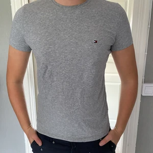 Tommy hilfiger t-shirt storlek M - Säljer en Tommy hilfiger T-shirt i storlek M. Den är i väldigt gott skick. Köparen står för frakten.