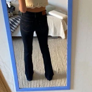 Utsvängda Levis jeans - Säljer ett par Levis jeans som inte kommer till användning och börjar bli lite små. De är lågmidjade o rätt så stretchiga vilket gör att de funkar i flera storlekar. De är köpta ”avklippta” ner till💕kom med bud och säg till om du vill ha flera bilder☺️ de är ett par 715 bootcut
