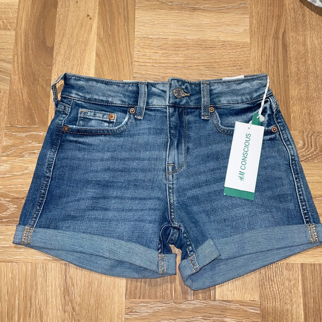 Oanvända jeansshorts