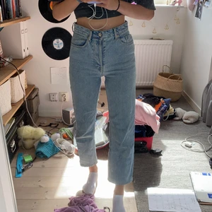 Raka jeans hm - Säljer mina ursnygga raka jeans från hm då dom inte passar längre och tycker dom är för korta på mig (jag är 167). Dom sitter jätte skönt på och passar mig som är mer av en 36 (dom är stl 32) 