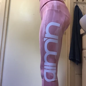 Byxor - Nya idrott byxor jätte bra att springa med eller ha till idrotten vi kan prata om storleken ska kolla på den sedan ha en trevlig dag❤️pratar om priset❤️har också mörk rosa som jag ska lägga ut snart