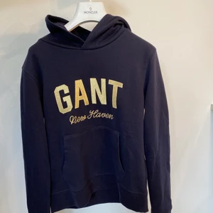 💙Marinblå gant hoddie💙 - Jätte fin marinblå hoddie med fina guldetaljer. Helt oanvänd då storleken inte passade mig💙
