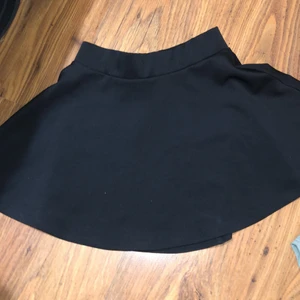 En svart kjol storlek XXS - Detta är en svart kjol i storlek XXS