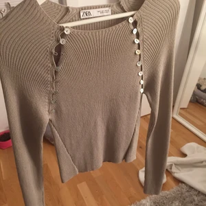 Snygg zara topp - Säljer denna super fina topp från zara! Köparen står för frakten