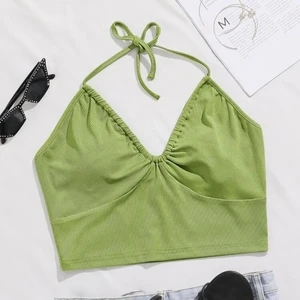 Grön topp  - Storlek S och använt ett fåtal gånger. Som man nog ser kommer de från shein men är i riktigt bra och svalt tyg perfekt nu i sommar. Snygg till en tunn vit jacka. Inte genomskinlig! Frakten står köparen för och diskuteras privat! 