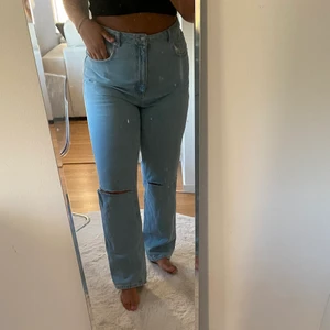 Jeans, NAKD  - Ljusblå jeans från NAKD. Rak modell med hål i knäna. Högmidjade. 100 % cotton. Använda endast 2 gånger. Jag är 167 cm lång. Nypris 499 kr. Mitt pris 150 kr. Köpare betalar frakt, PM vid intresse. 
