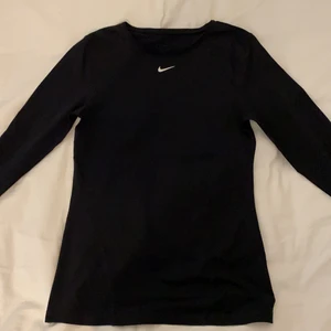 Långärmad träningströja Nike  - Säljer en träningströja från Nike. Använd men i väldigt fint skick förutom att en pytteliten bit av kanten på loggan är lös💗 Säljer då den blivit för liten för mig. Köpt för 400 säljer för 150 plus 66 kr frakt ( spårbar). 
