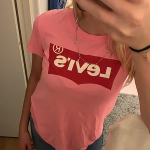Rosa Levi’s t-shirt - Säljer min rosa tröja från Levi’s , använd ett antal gånger men är i fint skick! Köpt för 300 kr. Köparen står för frakt! 