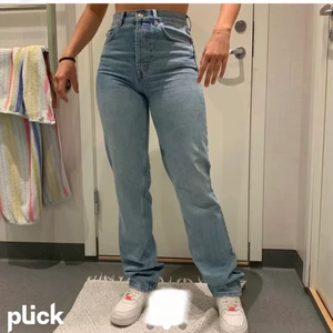 Tall bagge jeans från asos  - Asfina jeans som jag köpte från plick, tyvärr va det för små i midjan, (den sista bilden är min)💙 dom är i jättebra skick och långa men går att sy eller klippa, frakt tillkommer📦