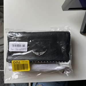 Zadig & Voltaire  - Säljer min helt nya Zadig väska. Den är aldrig använd o har kvar all papper som ni ser på bilderna!