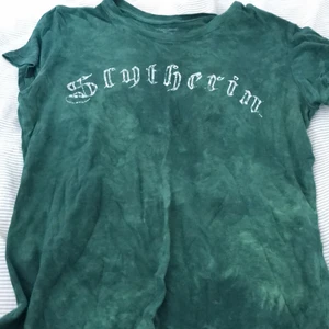 T-shirt  - En slytherin t-shirt säljer eftersom jag inte gillar hp och har aldrig gjort🤷🏽‍♀️ det e typ tie dyed mönster