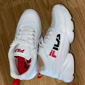 Fila skor  - Vita fila skor, använda 2 gånger. Säljes pga att de aldrig används. Köparen står får frakten 