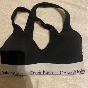 Calvin Klein top - En brallette från Calvin Klein i st xs. Bra skick men för liten för mig.  Buda eller köp direkt för 179kr