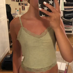 Gulligt linne💕 - Så fint ljusgrönt linne. Storlek M men det funkar för mig som vanligtvis har xs/s   ❤️100 kr + frakt. 