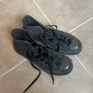 höga converse  - jättefina helsvarta höga converse i jättebra skick, 