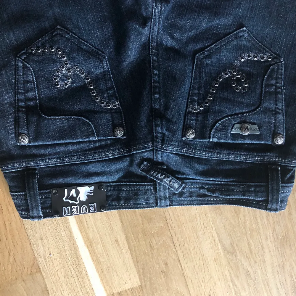 Super snygga y2k lågmidjade mörkblå jeans! . Jeans & Byxor.