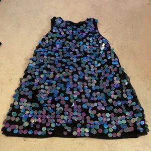 Party klänning  - En svart party klänning i strl:140. Är använd 2-3 gånger och är väldigt bra för fester. Är i använd skick.