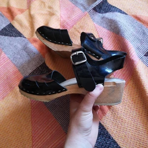 Svenska träskor trätofflor 36 - Så fina trätofflor! Stl 36. Passar nog även om du är 35,5. För små för mig som är 36,5. Fint skick. Något slitage finns men i det hela mycket fina.