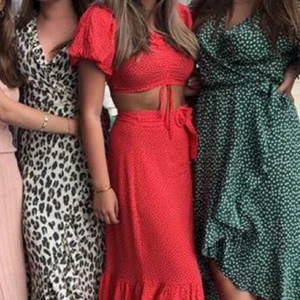 Röt sett  - Rött sett från förra sommaren, använd 2 gånger. Toppen är i xs, och kjolen i M, men går lätt att justera eftersom den har knytning funktion💃🏼kjolen går ner till vaderna. Köparen står för frakt. Bara att skriva vid övriga frågor♥️  om det är populärt blir det budgivning 