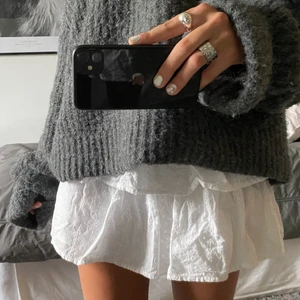 vit volangkjol - Vit volangkjol med små blommor, slutsåld online! Kjolen är i 164/170 men passar perfekt på mig som brukar ha s/xs 