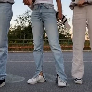 Jeans  - Säljer dessa jeans med slits ifrån Ginatricot som tyvärr aldrig kommit till någon användning i strl 38! Men passar även 36! Köpte för 600kr säljer för minst 400kr + frakt då dem är helt oanvända. Jag är 170 cm!💗