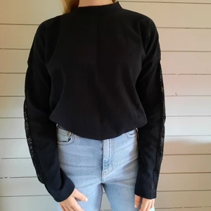 Svart sweatshirt  - Svart sweatshirt med nät på ärmarna från SOC i strl S, bra skick och passar S/M. Köparen står för frakt 