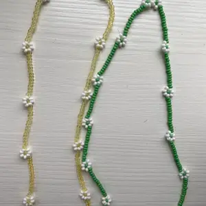 Säljer pärlhalsband med blommor! Gjort på elastisktråd, men de går att få halsbanden i önskad längd💓 Första bilden är förslag på olika färgkombinationer men det går att beställa andra färger (se bild nummer 2 för alla färger på pärlor)💙💜💛💚💗 Priset är per halsband! Frakt tillkommer. Hör av dig vid frågor👍🏼🥰