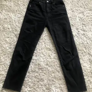 Ett par sparsamt svarta raka jeans från pull & bear i storlek 36, ganska stretchiga!