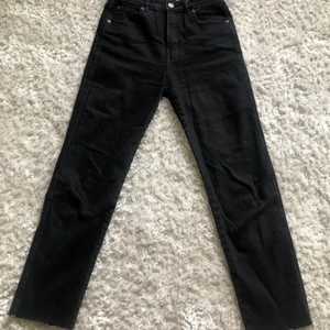 Svarta raka jeans, storlek 36 - Ett par sparsamt svarta raka jeans från pull & bear i storlek 36, ganska stretchiga!