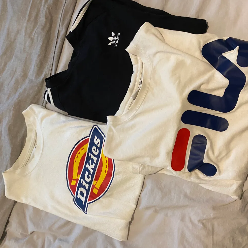 Dickies T-shirt 50kr Fila långärmad 100kr Adidas långärmad 100kr ALLT PASSAR S/M frakt tillkommer 🥰. Tröjor & Koftor.