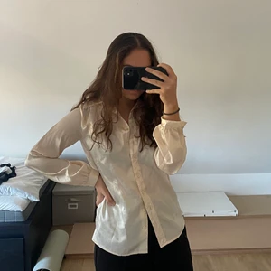Satinskjorta Swedish Design strl XS - Cremévit satinskjorta från Swedish Design. Storlek 34, men passar även mig som har 36. Vintage piece i tidlös design, även i superskick! Kontakta gärna vid frågor!🤍 (Kolla gärna in mina andra annonser!)