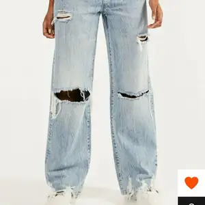 jeans i från bershka. är dom nya endast provade. pga för liten för mig.  399 då ingår frakt. billigare vid snabb affär