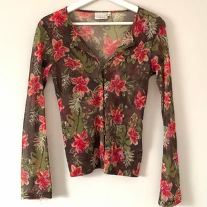 Mesh topp/kofta strl:S - En blommig mesh topp/kofta i storlek S. Köparen står för fraktkostnaden😊