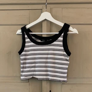 Randigt cropped linne - Randigt kort(!!!) linne från Lindex, men köpt second hand. Bra skick. Storlek xs, och som sagt väldygt croppat. Ser ojämnt ut i nederkant på bild, men det var bara lite vikt. Möts upp i Stockholm eller fraktar mot tilläggskostnad!