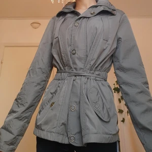 Green jacket - Säljer denna gröna jackan som jag inte använder längre. Storlek M som det står på sista sidan men tycker skulle passa S också. Den är mer grön än vad bilden visar. Frakt 66 kr