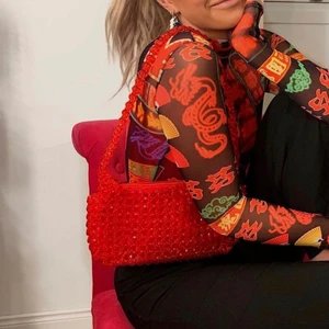 Röd väska - Säljer min röda väska med ”diamanter”