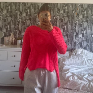 Rosa stickad tröja i S - Rosa stickad tröja från gina i storlek S men känns mer som M-L. Längre u bak än i fram.