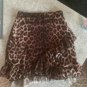 Leo kjol  - Leopard kjol i kort modell, 150 kr 💛