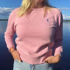 Ralph Lauren sweatshirt - Säljer min rosa ralph lauren sweatshirt. Den är tyvärr för liten för mig så därför säljer jag den. Det är en liten M. Köparen står för frakten✨ 